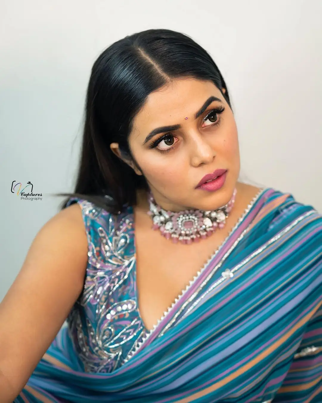 SHAMNA KASIM IN BEAUTIFUL JEWELLERY BLUE SAREE SLEEVELESS BLOUSE 2